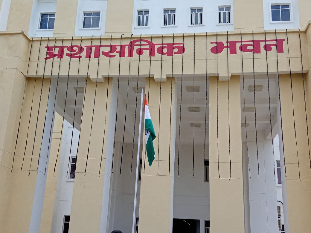 asmcghazipur's tweet photo. #azadikaamritmahotsav2022 #AmritMahotsav
#HarGharTiranga
Departments of #Mvasmc with Indian flag 🇮🇳 soaring high to celebrate and commemorate 75 years of independence.@MeUPGovt #Meup #Updgme #AsmcGhazipur #HarGharTiranga #AmritMahotsav https://t.co/pyhMwZQC6u