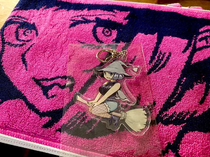明日のコミケのグッズセットです(*'◒`*)数量限定なので来た時無かったらごめんなさい!尚お品書きはこちらのアカウントでは出せませんのでご容赦下さい(本が全てR18の為)また当日感染対策としてお買い物時以外の会話を全て控えさせて頂きます。こちらも何卒宜しくお願いします 