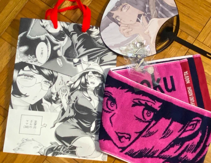 明日のコミケのグッズセットです(*'◒`*)数量限定なので来た時無かったらごめんなさい!尚お品書きはこちらのアカウントでは出せませんのでご容赦下さい(本が全てR18の為)また当日感染対策としてお買い物時以外の会話を全て控えさせて頂きます。こちらも何卒宜しくお願いします 
