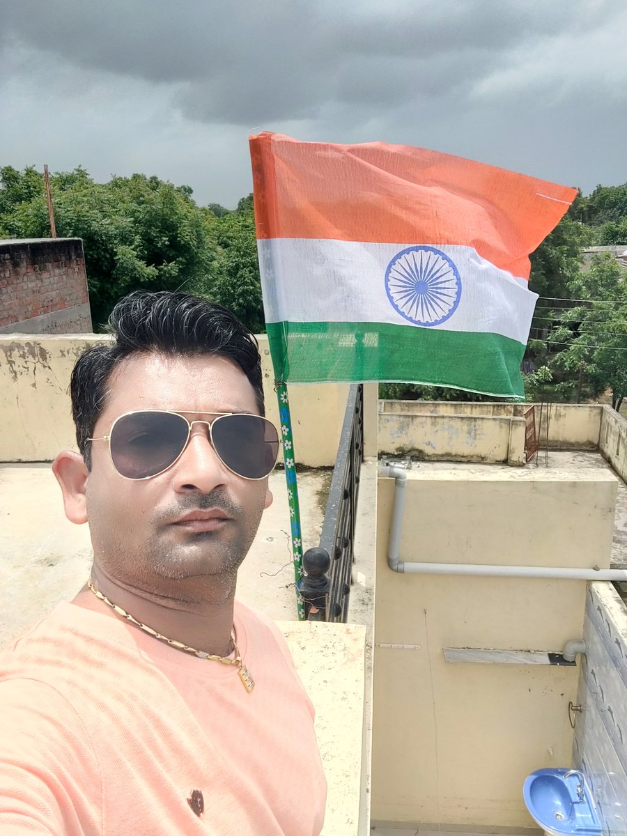 Kitana San se lahera Raha he mere desh ka tiranga ...aap bhi laherao San se tiranga desh ka....