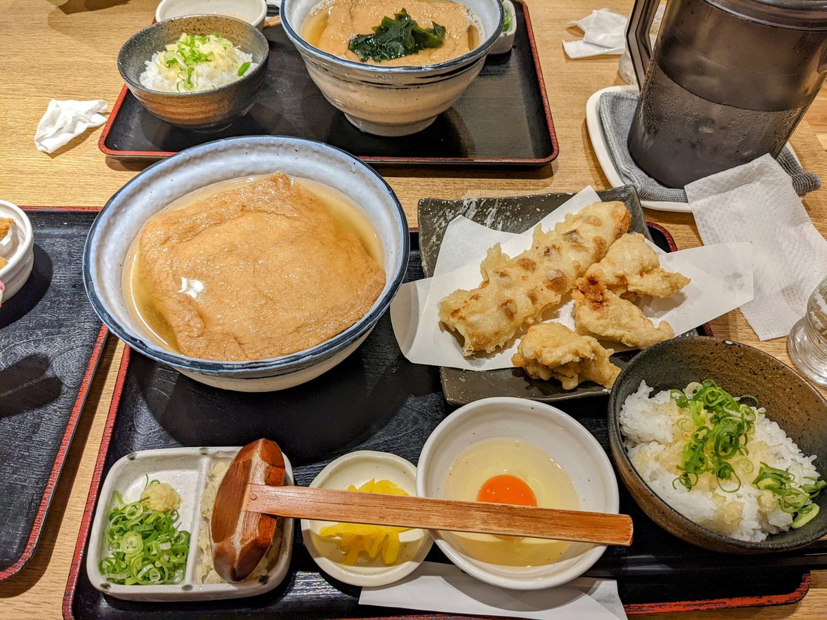 Takeru38mo10's tweet photo. 美味しいうどん屋さんにて週末ランチしてました👨‍👩‍👧すぐ混むので開店時間に合わせて入店します✨

少し甘めでふっくら美味しい特製お揚げ🦊
黄身がオレンジ色で濃厚な味の卵🥚
めっちゃ美味しくてボリューム満天で900円❗
すごく嬉しいですね😊🎶

#淡路 #うどん処松 #家族でランチ https://t.co/HX24dGjsjT