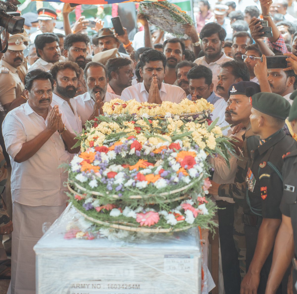 annamalai_k's tweet photo. ஜம்மு காஷ்மீரில், ராஜௌரி மாவட்டத்தில் தீவிரவாதிகளால் நடத்தப்பட்ட தாக்குதலில் தன் உயிரைத் தாய் திருநாட்டிற்காகத் தியாகம் செய்த மதுரை புதுப்பட்டியை சேர்ந்த இராணுவ வீரர் திரு. லட்சுமணன் அவர்களின் திருவுடலுக்கு மதுரை விமான நிலையத்தில் கனத்த இதயத்துடன் இன்று அஞ்சலி செலுத்தினோம். https://t.co/DSSUEePj4G