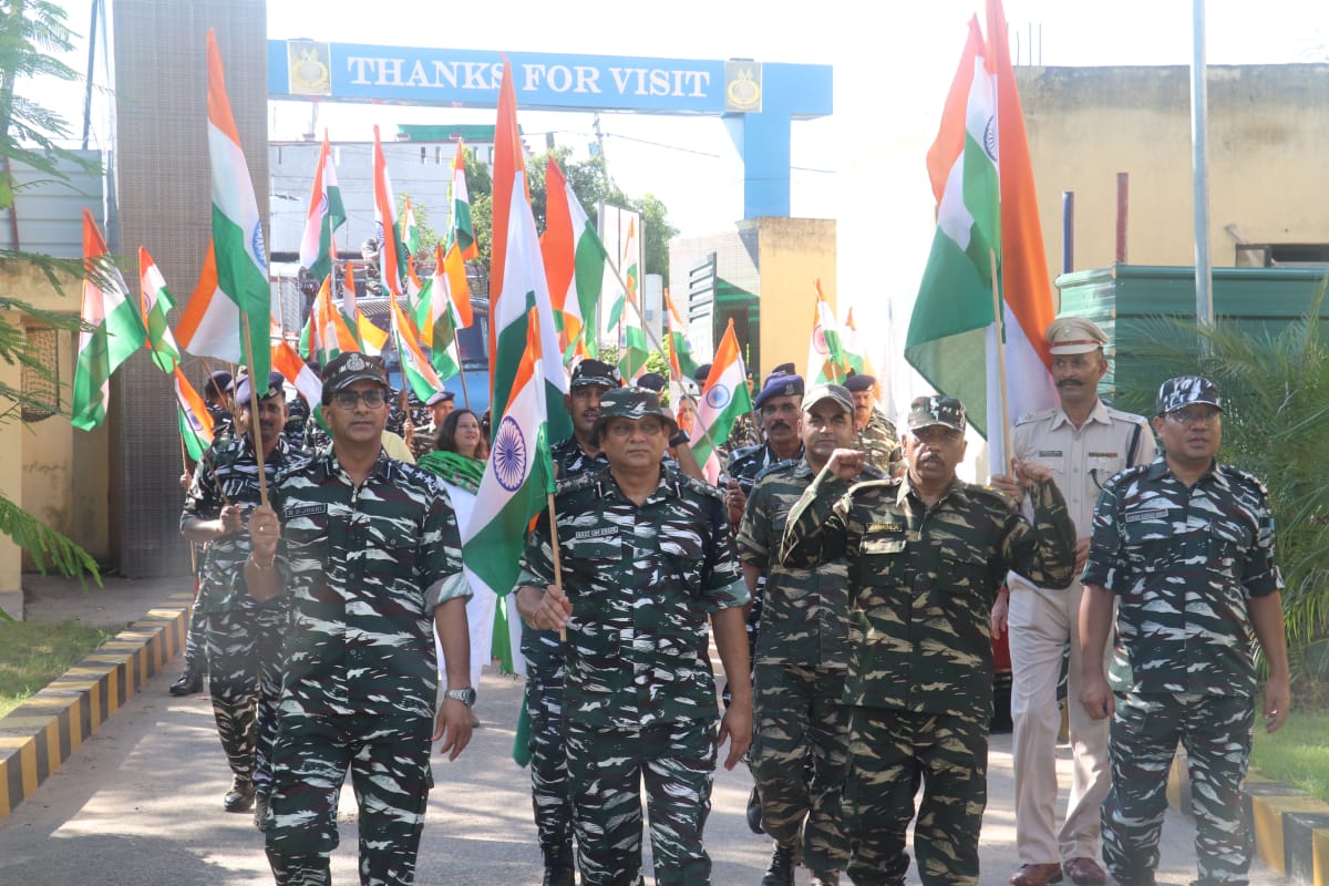 160BNCRPF's tweet photo. A Tiranga Rally is organised by 160bn in local market n nearby area in chatha a/w families n local public.Chorus of VanndeMatram and Bharat Mata Ki Jai filled the air while Rally marched with Tricolour in hands &amp; India in hearts.#HarGharTiranga @crpfindia @jammusector @WSCRPF2016 https://t.co/AIT1FKeDMS