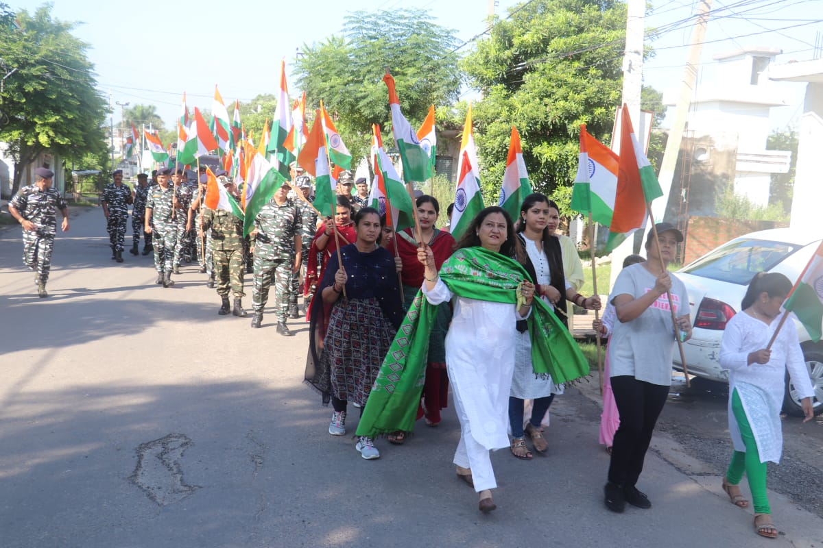 160BNCRPF's tweet photo. A Tiranga Rally is organised by 160bn in local market n nearby area in chatha a/w families n local public.Chorus of VanndeMatram and Bharat Mata Ki Jai filled the air while Rally marched with Tricolour in hands &amp; India in hearts.#HarGharTiranga @crpfindia @jammusector @WSCRPF2016 https://t.co/AIT1FKeDMS