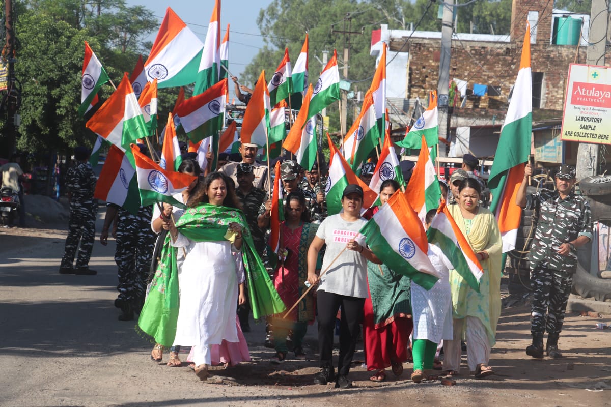 A Tiranga Rally is organised by 160bn in local market n nearby area in chatha a/w families n local public.Chorus of VanndeMatram and Bharat Mata Ki Jai filled the air while Rally marched with Tricolour in hands &amp; India in hearts.#HarGharTiranga <a href="/crpfindia/">🇮🇳CRPF🇮🇳</a> <a href="/jammusector/">jammu sector crpf</a> <a href="/WSCRPF2016/">WESTERN SECTOR CRPF</a>