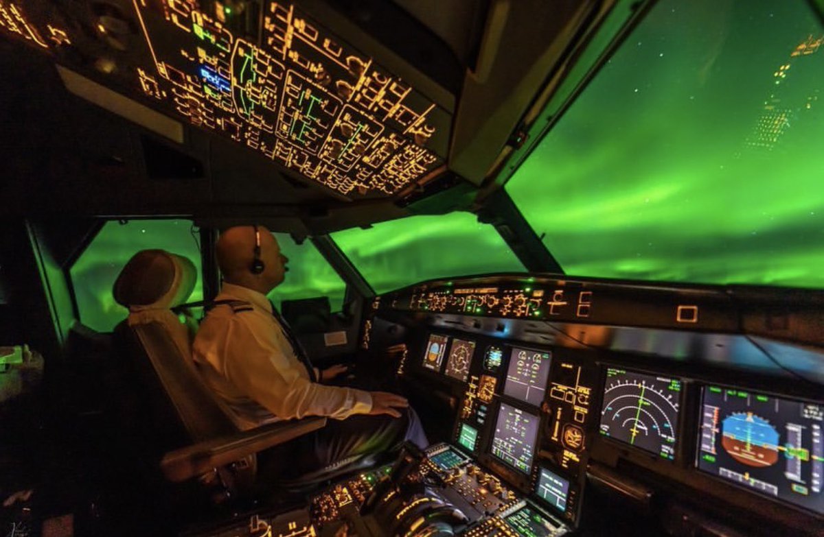 air_comment's tweet photo. #KLM #Rovaniemi #Lapland #Finland #winterwonderland
#northernlights #visualapproach #cockpit #cabina  #piloto #flyklm #paisesbajos #netherlands #auroraboreal #laponia https://t.co/K0SPk6S1f9