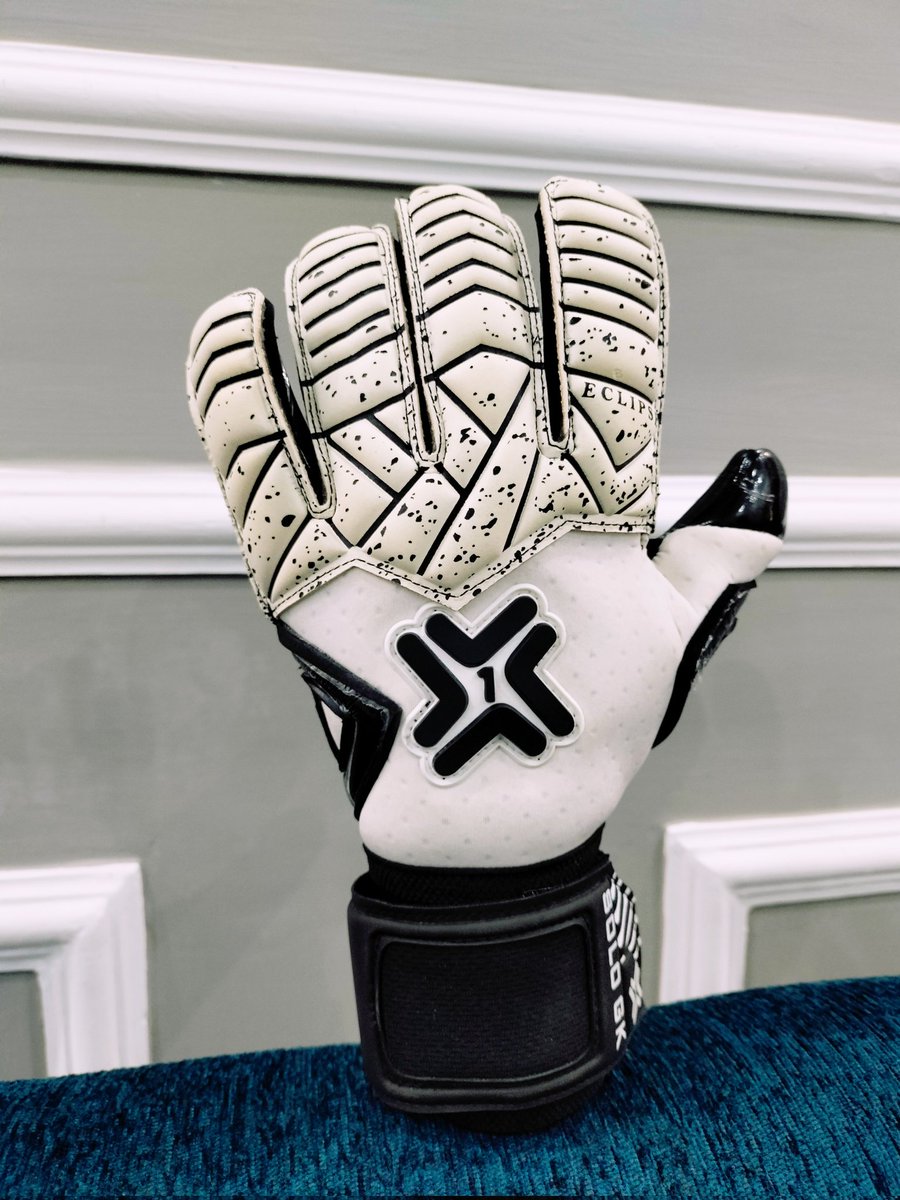 SOLO_GK_'s tweet photo. Production is almost complete.

Sizes 8,9 and 10 to start off with, and if the glove is popular then more sizes will be ordered.

Eclipse Pro
Roll Finger
Contact Latex

Pre order will be available on the site later today

https://t.co/IHhFVm5uHZ https://t.co/ufqDdiCEa6
