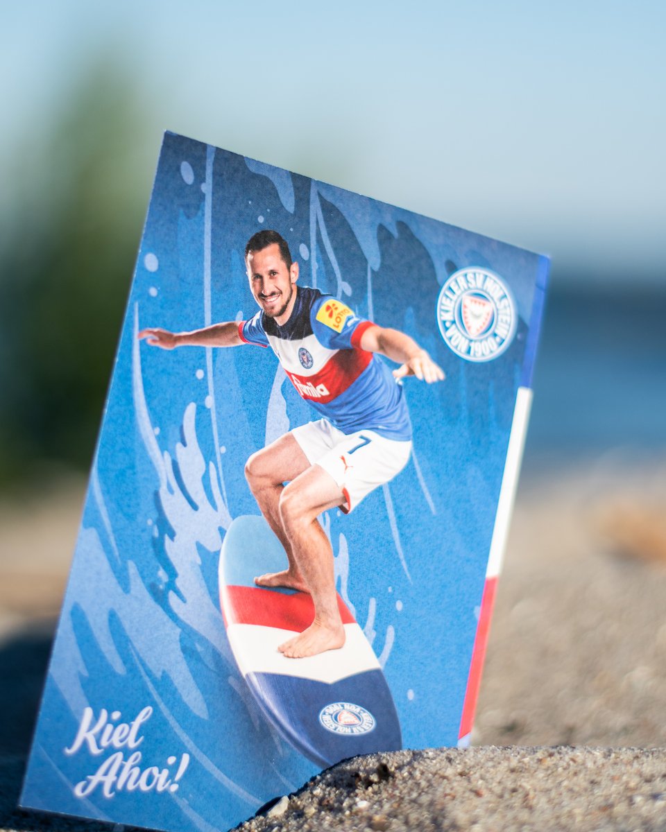 Holstein_Kiel's tweet photo. Autogrammkarten Saison 22/23! 🖊️
Ab heute bereits unterschrieben im Fanshop am Stadion erhältlich! 🤩🏄🏻
_
#KielAhoi #boardlab https://t.co/WkKAmwX33V