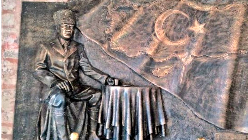 Mustafa Kemal Atatürk bağımsızlık Savaşı'na çıkarken ilk duraklarından biri Hacı Bektaş Türbesi'ydi..

Siz de paylaş8n

#halktvhacıbektaşta

<a href="/halktvcomtr/">Halk TV</a>