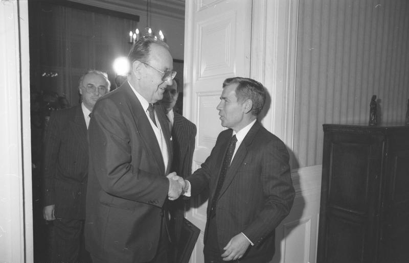 kettosmerce's tweet photo. Tizenkét Romániából menekülő magyar indította el a folyamatot, amely a Vasfüggöny leomlásához, és - bumerángként - Ceaușescu bukásához vezetett.    

Laczó Ferenc (@FerencLaczo) történész újragondolta az 1989-es határnyitás történetét. 

👉 https://t.co/5ghHDvPVRF https://t.co/SgSGobn00E