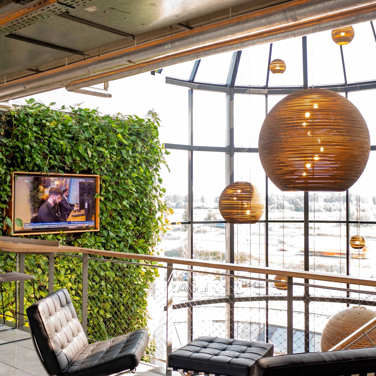 Even with a green wall, there are still many possibilities to brand the office. At ProLease, for example, several televisions have been placed seamlessly on the green wall. 🌱

#verticalgarden #greenwall #biophilicdesign