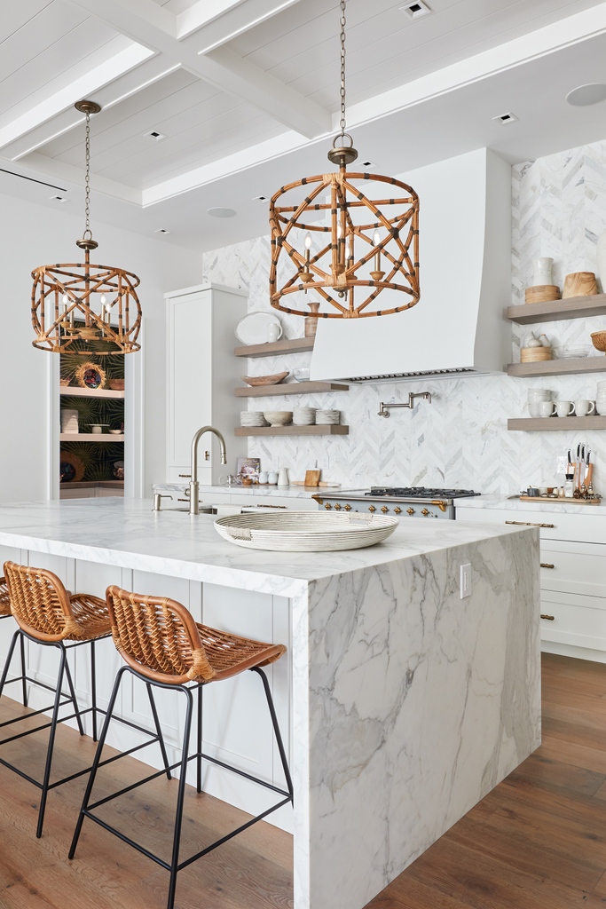 AKDO_USA's tweet photo. Luminous Rise Calacatta adds an extra charming aesthetic to this dreamy kitchen backsplash, with its chevron pattern and the luxurious air of marble.
Design: @karenberkemeyerhome
Photo: Joe Buzzeo
#akdotile #marblemosaic #backsplashideas #dreamkitchen https://t.co/bhNNd5Wkan