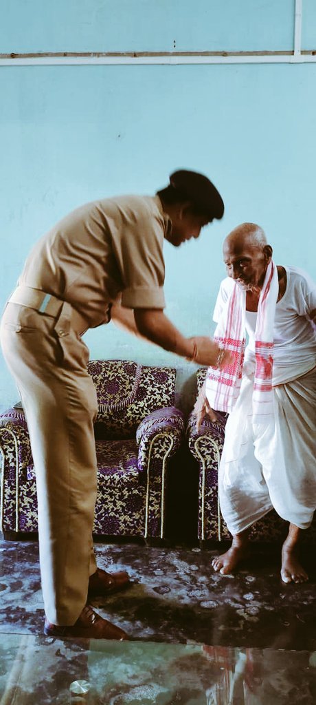 DGPAssamPolice's tweet photo. Felicitated Freedom fighter Shri Ganesh Hazarika (102+ yrs, DOB 03.01.1919) of Kamargaon village, Dergaon as part of Azadi ka Amrit Mahotsav with a Gamosa, a National Flag and a sum of Rs. 5000/-as token of respect

#AzadiKaAmritMahotsav
#HarGharTiranga
#HarGharTirangaAssam https://t.co/8QWbDDEYGD