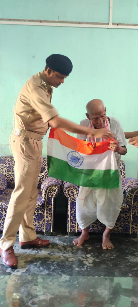DGPAssamPolice's tweet photo. Felicitated Freedom fighter Shri Ganesh Hazarika (102+ yrs, DOB 03.01.1919) of Kamargaon village, Dergaon as part of Azadi ka Amrit Mahotsav with a Gamosa, a National Flag and a sum of Rs. 5000/-as token of respect

#AzadiKaAmritMahotsav
#HarGharTiranga
#HarGharTirangaAssam https://t.co/8QWbDDEYGD