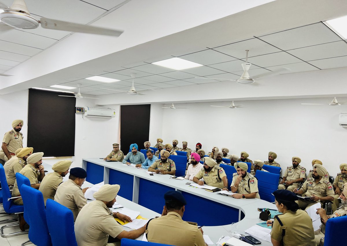 SSP Malerkotla reviewed security arrangements in connection with the upcoming #IndependenceDay2022 celebrations by holding meeting with police officers.

#SecurityReviewMeeting
#SafePunjab