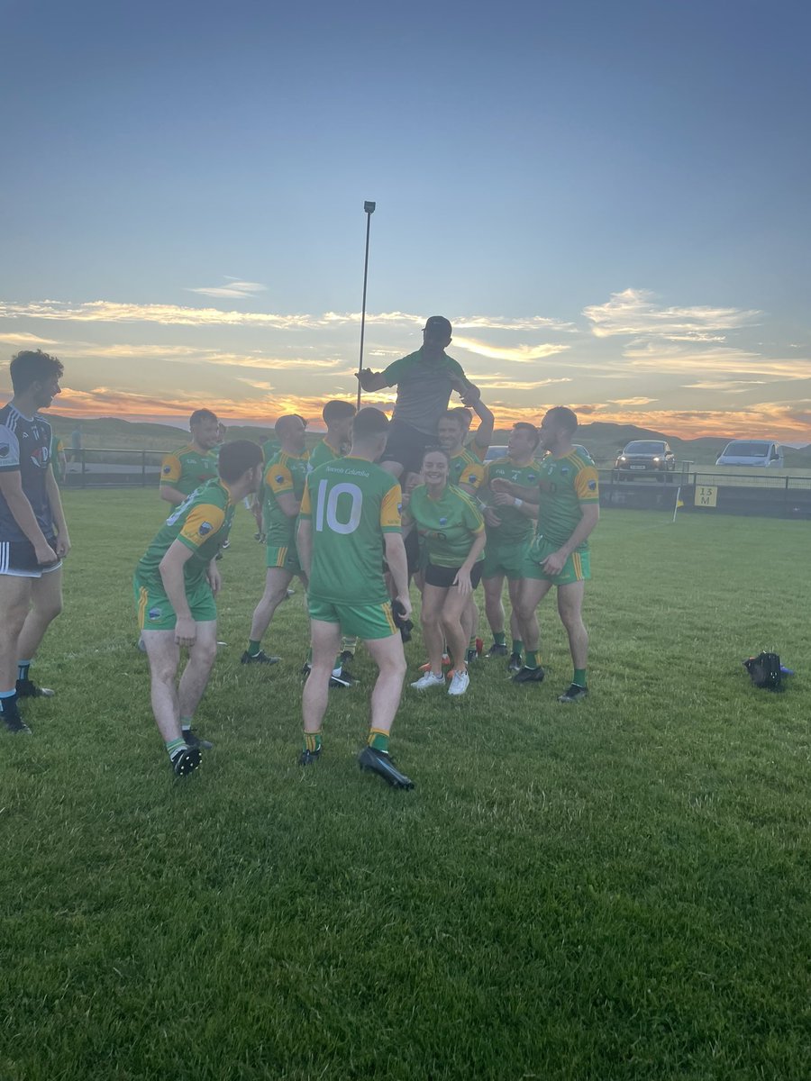 CLGNaomhColumba's tweet photo. Best of luck to @colinnelis &amp; @SarahMcMorrow89 on their big day today from all at Clg Naomh Columba 💒💍Pictured is our senior team seeing Colin off after our win at home in the Championship lastnight https://t.co/45dWs3Oqx0