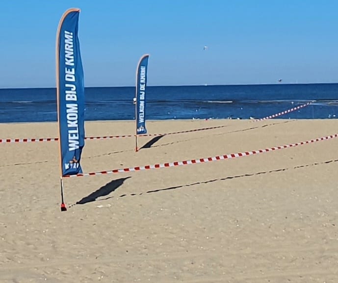Vandaag wordt het weer een mooie zomerse dag☀️

Vanwege de verwachtte drukte hebben wij een stuk strand afgezet noord van de watering. Gelieve hier niet te gaan zitten,  zodat onze tractor met bootwagen daar kan rijden bij een alarm!  📟
<a href="/KNRM/">KNRM</a> @RBKatwijk <a href="/POL_Katwijk/">Politie Katwijk-Noordwijk</a>