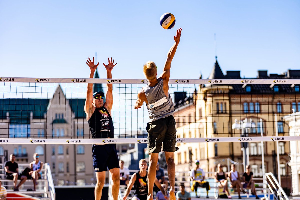 bvsuomi's tweet photo. Arttur ja Valtter Pennanen käynnistivät beach volleyn SM-finaalien päätöspäivän pienimutoisella paukulla edeten illan finaaliin voitolla Pekka Piiposta ja Teppo Pulkkisesta 16-21, 24-22, 15-10. Finaali pelataan kello 18 ja toinen pari sinne selvitetään 11.15.

#SMbeach https://t.co/VGgBy7Vr8C