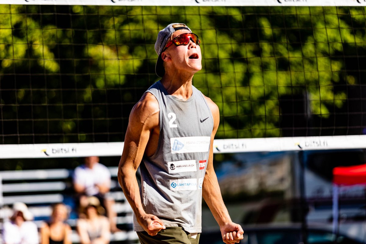 bvsuomi's tweet photo. Arttur ja Valtter Pennanen käynnistivät beach volleyn SM-finaalien päätöspäivän pienimutoisella paukulla edeten illan finaaliin voitolla Pekka Piiposta ja Teppo Pulkkisesta 16-21, 24-22, 15-10. Finaali pelataan kello 18 ja toinen pari sinne selvitetään 11.15.

#SMbeach https://t.co/VGgBy7Vr8C
