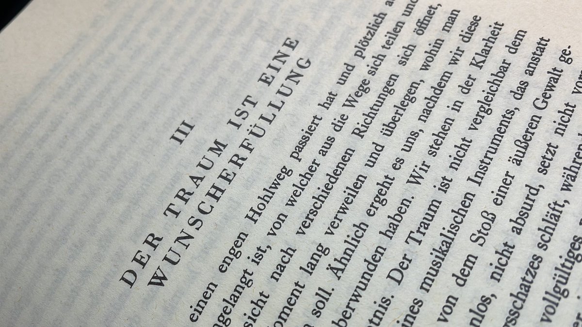 „Der Traum enthüllt die Wirklichkeit, hinter der die Vorstellung zurückbleibt.“ ~ Kafka im Gespräch mit Janouch
#Traumdeutung #SigmundFreud