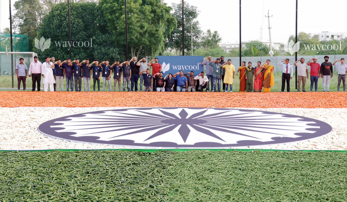 For the 75th #IndependenceDay, @WayCoolFoods created a unique food flag 🇮🇳 installation of ~7632 sq.ft in Bangalore, made of fruits and vegetables - the company noted that not a single gram of the produce used in the display was wasted