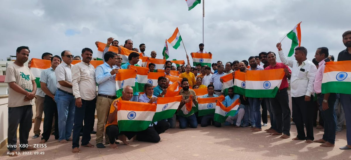 AshokLahotyBJP's tweet photo. विजयी विश्व तिरंगा प्यारा.. झंडा ऊंचा रहे हमारा ।
आज मेरे निवास पर माताजी-पिताजी व पूरे परिवारजनों सहित मेरे बूथ, वार्ड व मंडल के कार्यकर्ताओं के साथ आजादी के अमृत महोत्सव पर झंडारोहण किया। 
#AmritMahotsav #HarGharTiranga https://t.co/fC8lWHYy10