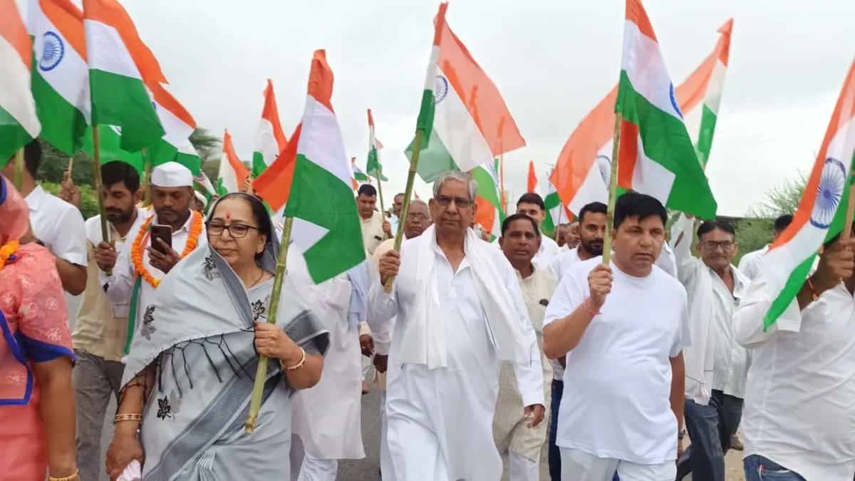 sureshmodinkt's tweet photo. आजादी की 75वीं वर्षगांठ पर सीकर जिला कांग्रेस कमेटी द्वारा 75 किमी. की गौरव पद यात्रा में सैकड़ों कार्यकर्ताओं के साथ सम्मिलित हुआ l
#MLASureshModi #NeemKaThan #SureshModiNKT
#RajasthanBusinessWelfareBoard https://t.co/Dn9nY1lmqe