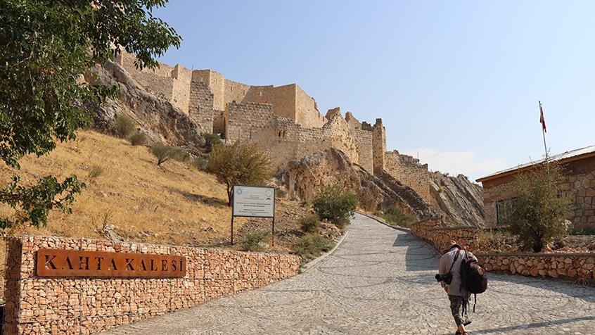 PTANews_'s tweet photo. The ancient #Kahta #Castle in #tuerkiye southeastern #Adiyaman province dating back to the #Commagene period has opened its doors to visitors after 17 years.
Built by the Commagene #civilization, Kahta Castle fascinates #visitors with its bazaar, mosque, dungeon, and waterways. https://t.co/QQo3Mc5mTO
