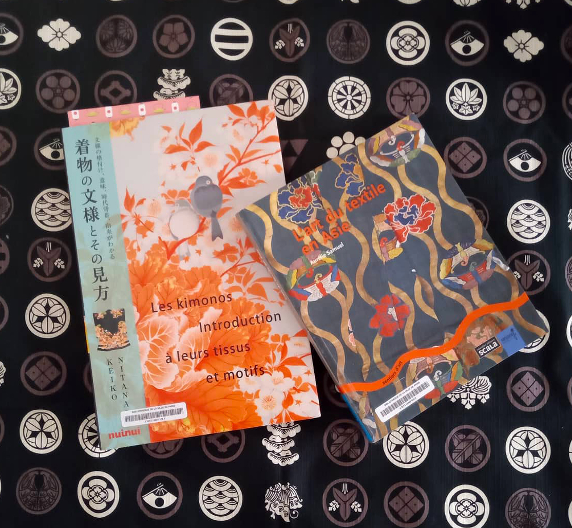asian_futures's tweet photo. Reading "#Kimonos, introduction to their #fabrics and #patterns" by #KeikoNitanai #shirotanuki #nuinui and "#Textile art in #Asia" by #AurélieSamuel #MuseeGuimet
#Japan #japanesefabric #japanesetextile #japaneseart #textileart #kimono #japanesedesign #japanesefashion https://t.co/gsdHekn4rX