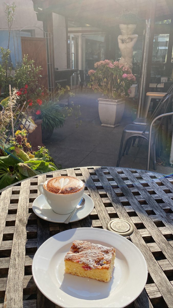 It’s a cake and coffee kind of Saturday 🌞😋