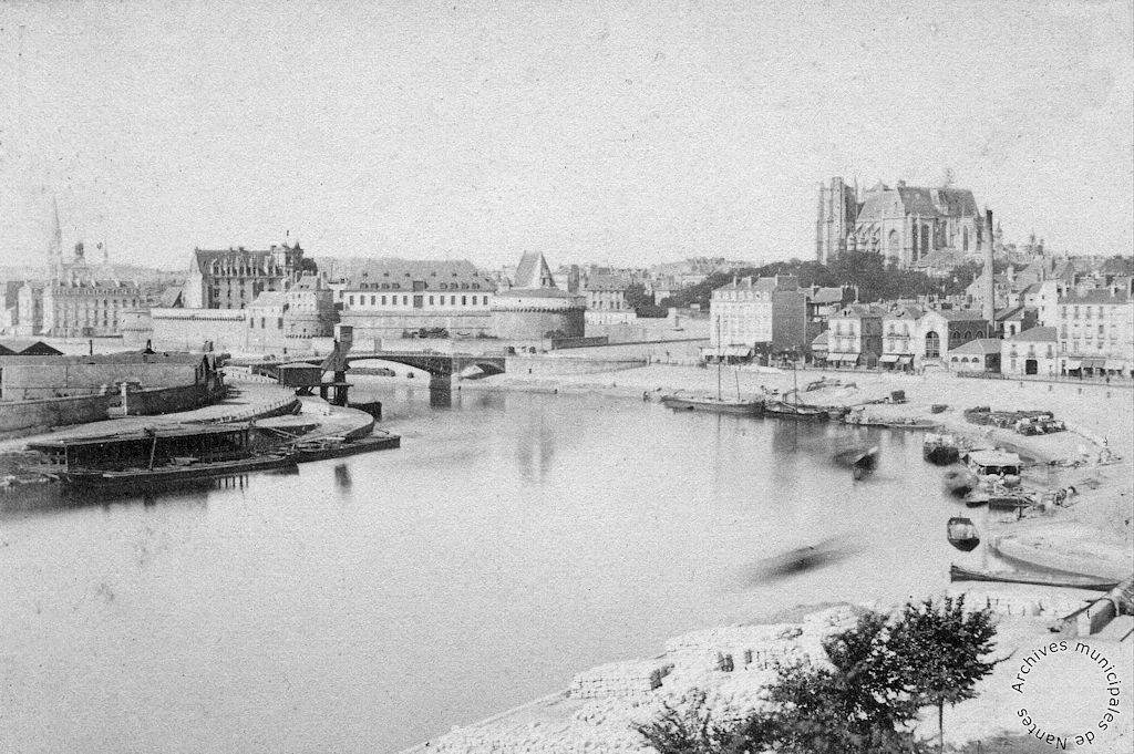 #Nantes, vers 1890.
L'un des bras de la Loire, aujourd'hui comblés, longeait le château des ducs de Bretagne et passait sous l'ancien pont de la Rotonde (actuel Pont Carnot) avant de rejoindre le fleuve.