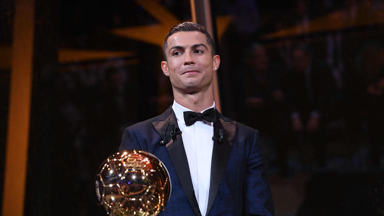 37 yaşındaki bir oyuncu, kariyerinin art arda 17. yılında Ballon d'or'a aday gösterildi. Cristiano Ronaldo'nun bu spor üzerindeki etkisi sonsuza kadar sürecek. 👑