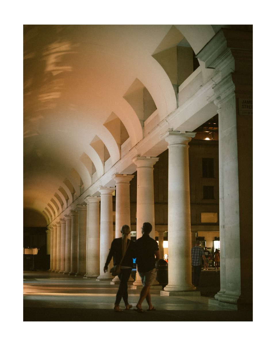 @VisualsbySauter Walking in Covent Garden.
London, Aug '22.

Shot on Fuji X-S10
Edited in Lightroom.

#london #londonbynight #streetphotography #fujifilmuk