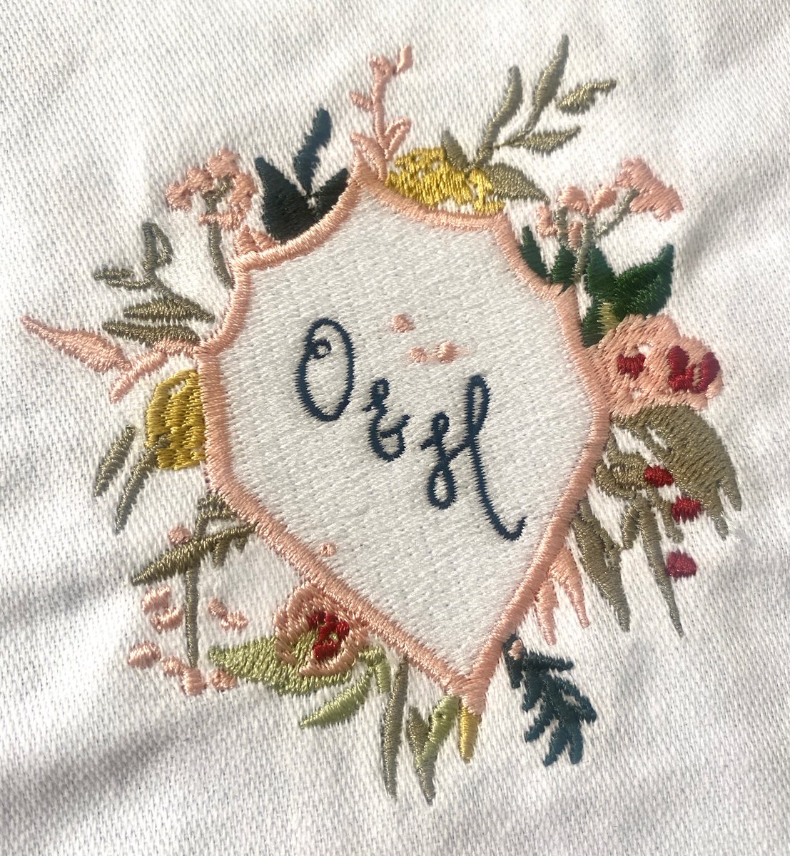 HawthorneHeaney's tweet photo. Elevate your monogram by adding a crest style border, like this cute foliage sample #elevatedmonograms #monogram #londonmonogram #machinemonogram #embroideredcrest https://t.co/rMxwVFNS5O