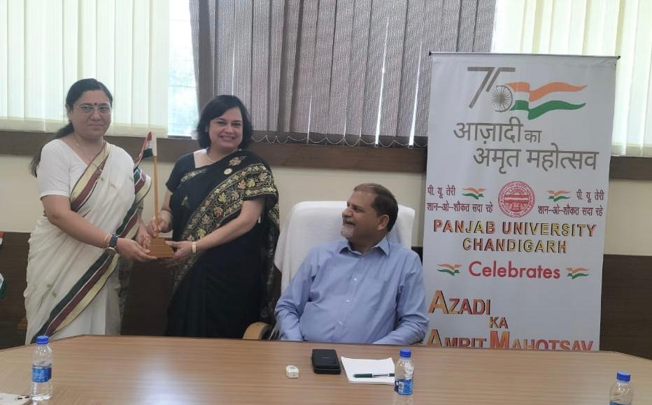 GPCCollege's tweet photo. Principal Dr Neena Seth Pajni was honoured with ‘National Flag by Dr Anju Suri, Dean College Development Council’ in presence of Vice Chancellor Prof Raj Kumar ji while celebrating ‘Azadi ka Amrit Mahotsav’ with a theme ‘Har Ghar Tiranga’ https://t.co/RLo4cKUFvc