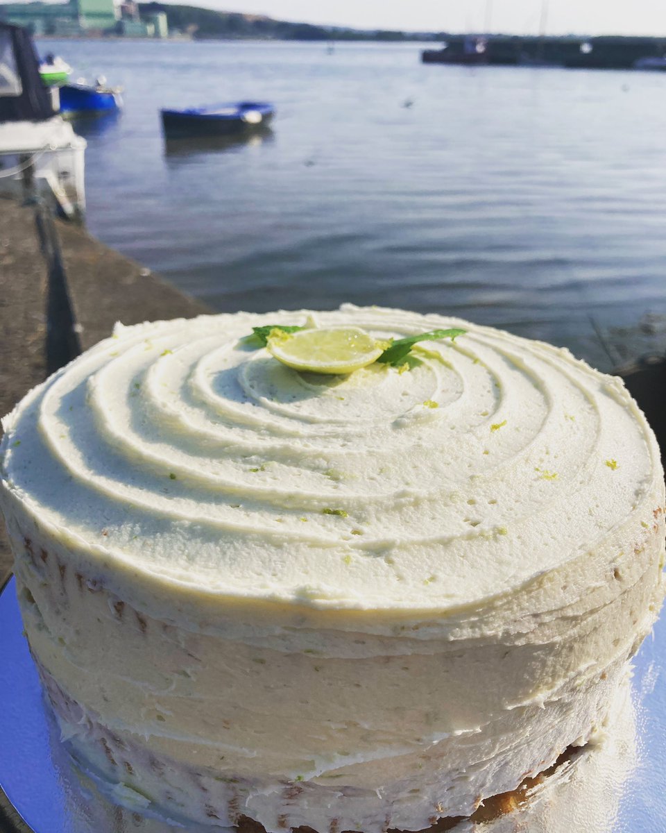 cake_dame's tweet photo. One of the full cakes I had on order for this morning … as it baked last night ,I took the opportunity to get out into the air . #MojitoCake #Moonlight https://t.co/ByH4uuYlVo