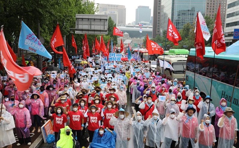 8월처럼 산다. 

쏟아지는 빗줄기에 머리를 감고

자욱한 연기속에 호흡을 고른다

반도의 팔월은 달아오른다

심장에 아로새긴 조국통일 만만세

더욱 쏟아져라 폭우야

더욱 발악하라 이놈들아

우리는 통일전사 팔월처럼 산다

#815 #77주년 #자주_평화_통일