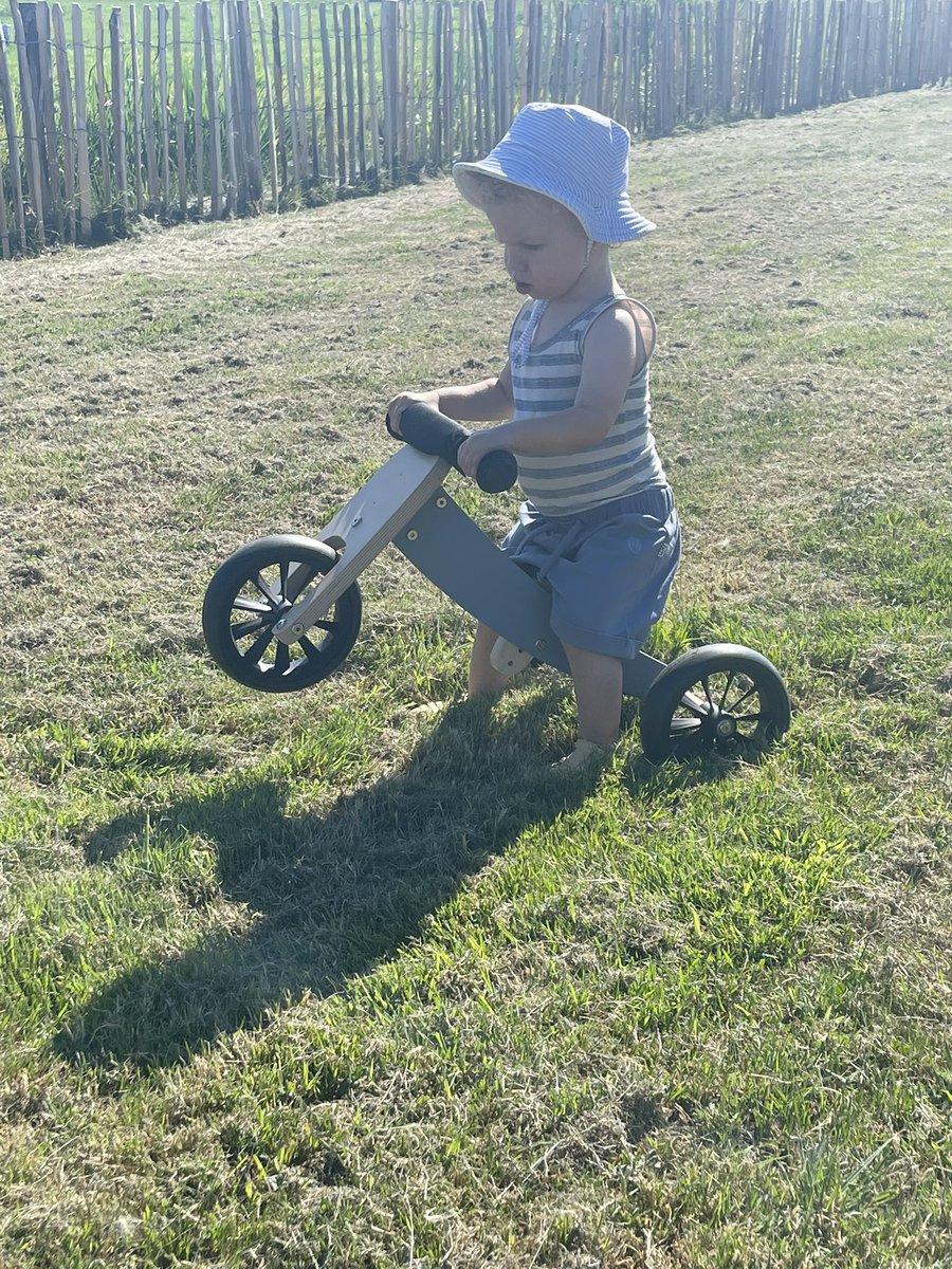 Het is niet in de Tour de France op een berg met duizenden toeschouwers. Maar het is en blijft een wheelie.