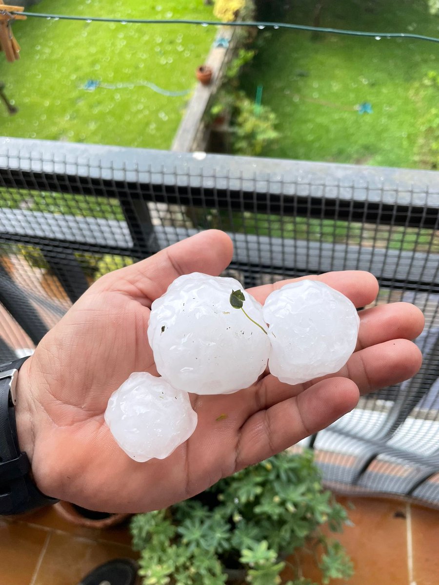 Grosses chutes de grêle côté Catalogne en #Espagne sous les #orages qui éclatent actuellement. 