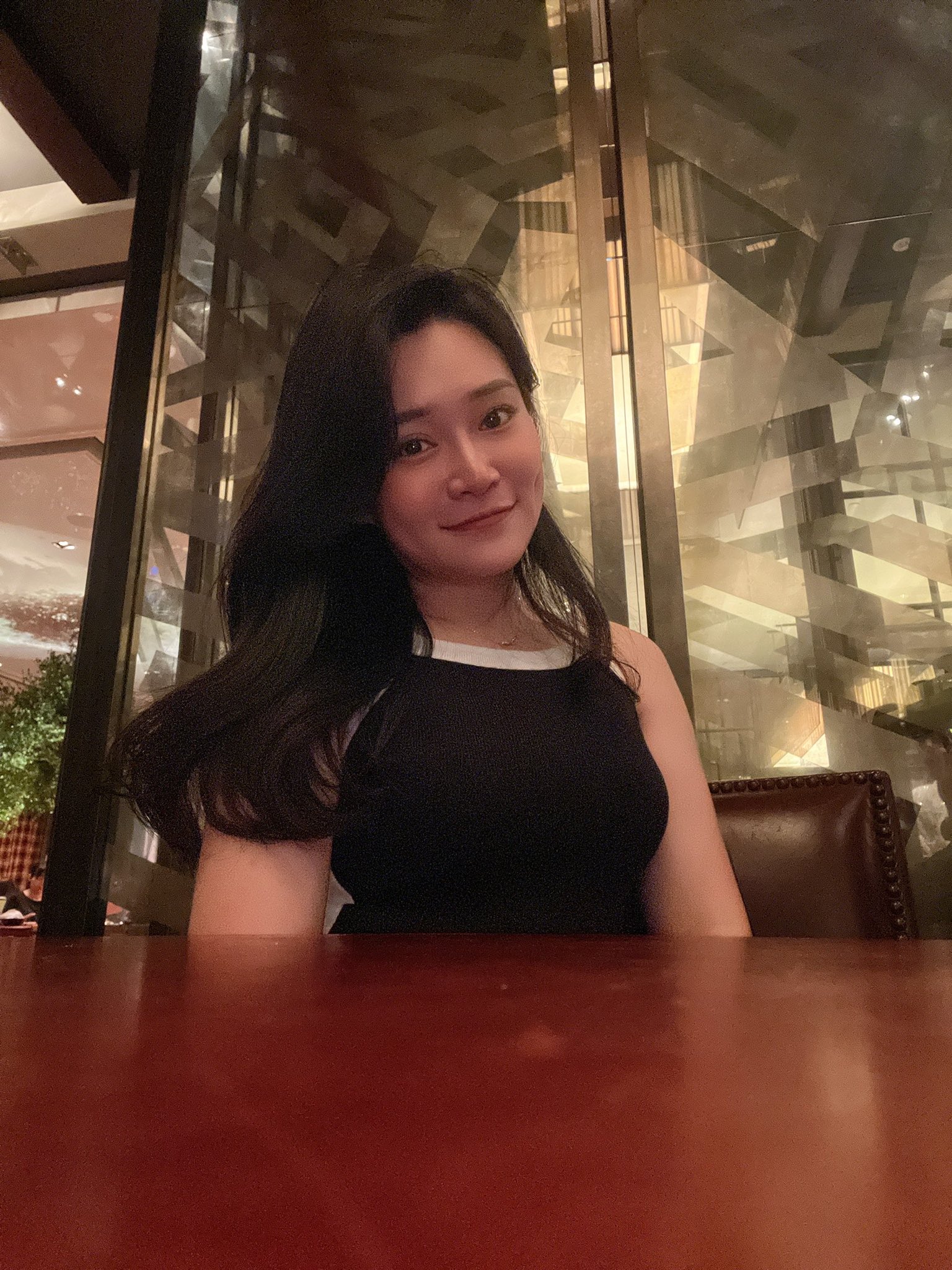 雙下巴+約會戰袍 我發現我的裙子一半以上都開高衩🤫 https://t.co/R5mQZIoMqZ