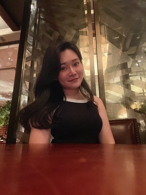 雙下巴+約會戰袍 我發現我的裙子一半以上都開高衩🤫 https://t.co/R5mQZIoMqZ