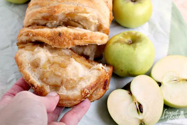 frugalfoodiemom's tweet photo. Sweet #apples , mild cheddar, warm spices, & a touch of maple sweetness come together perfectly in this easy to make Apple Cheddar #PullApartBread . Get the #recipe now at>> https://t.co/psgiMJQ4ag #maplesyrup #cheddarcheese #fallrecipe https://t.co/xG2wDQzmHD