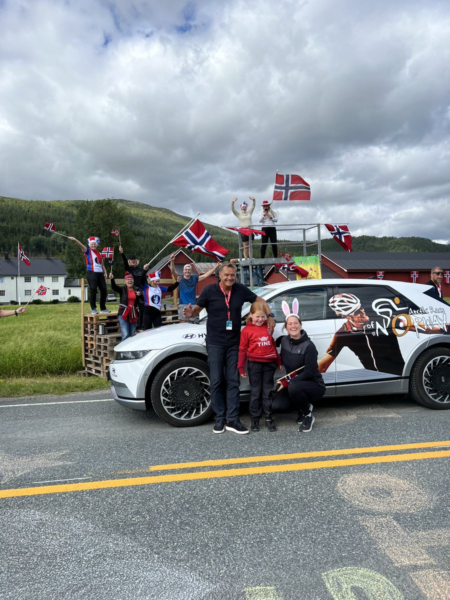 robertflataas's tweet photo. Besøk fra @dago2_lauritzen på dagens etappe. Hyggelig møte på dagens etappe…@ArcticRaceofN. https://t.co/3CN8BdeBVk