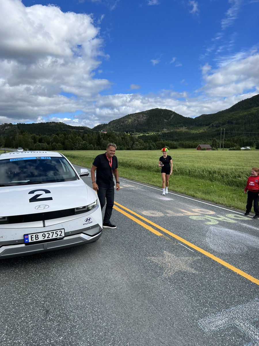 robertflataas's tweet photo. Besøk fra @dago2_lauritzen på dagens etappe. Hyggelig møte på dagens etappe…@ArcticRaceofN. https://t.co/3CN8BdeBVk
