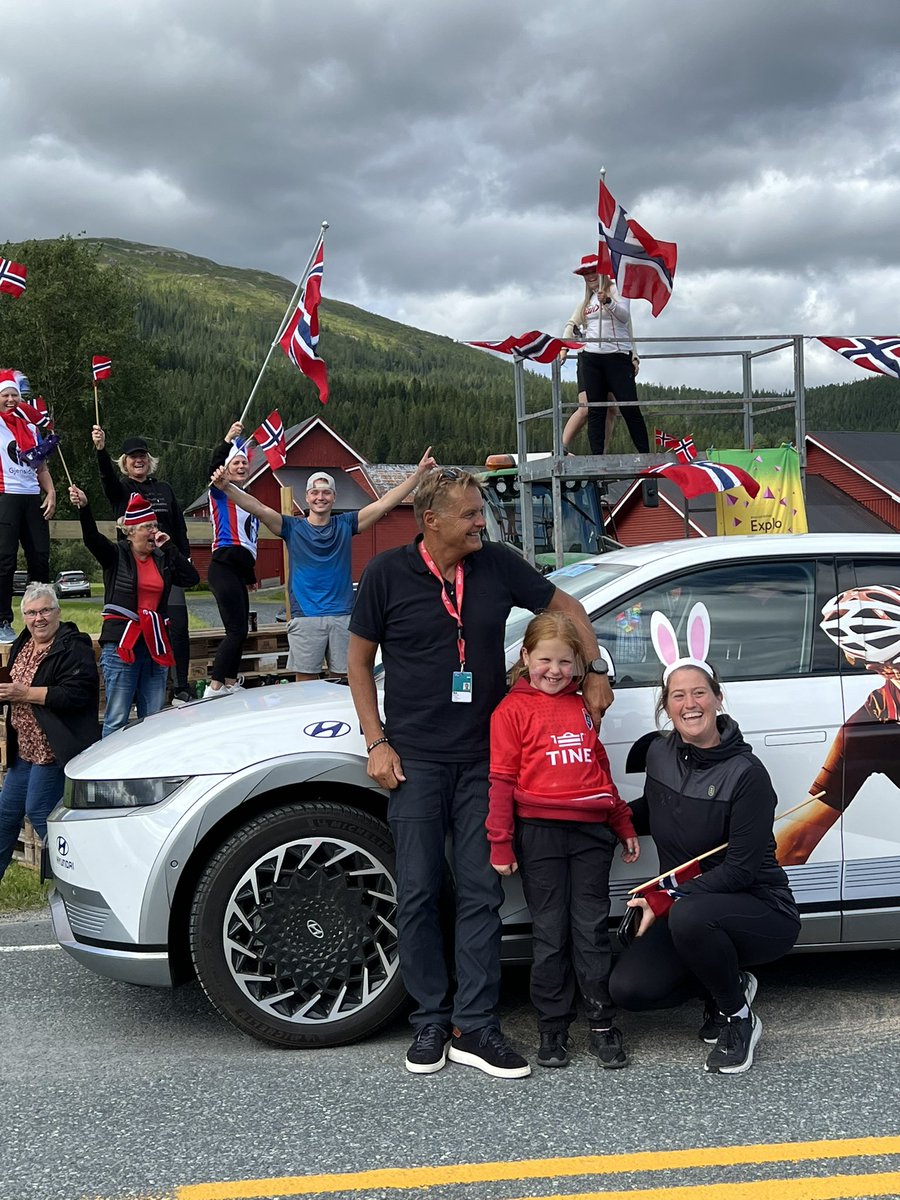 robertflataas's tweet photo. Besøk fra @dago2_lauritzen på dagens etappe. Hyggelig møte på dagens etappe…@ArcticRaceofN. https://t.co/3CN8BdeBVk
