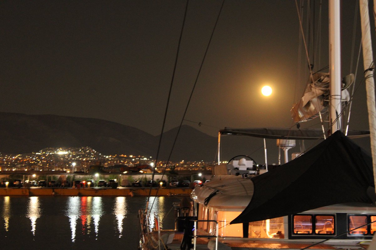 elenaarv's tweet photo. #fullmoon #Vollmond #Greece #Votsalakia #piraeus #kastella #night #nightphotography #nightvisionen #nightevents #fullmoonaugust #2022 #summerdreams #summernights #sommer

@photo by Elena A. https://t.co/9P5w9s7Kcx