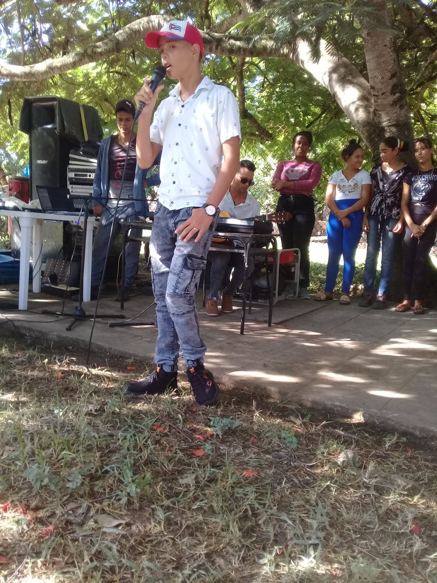 JosFlixRiveroD2's tweet photo. Proyecto Martí "Enteando  a nuestras casas. Presentado en el Consejo Popular de Piedrecitas del municipio Carlos Manuel de Céspedes. #PorCamagueyTodo #CespedesUnidoYVictorioso #FidelPorSiempre @CamagueyDPE @EducacinCarlos3 https://t.co/5XjoBqapCa