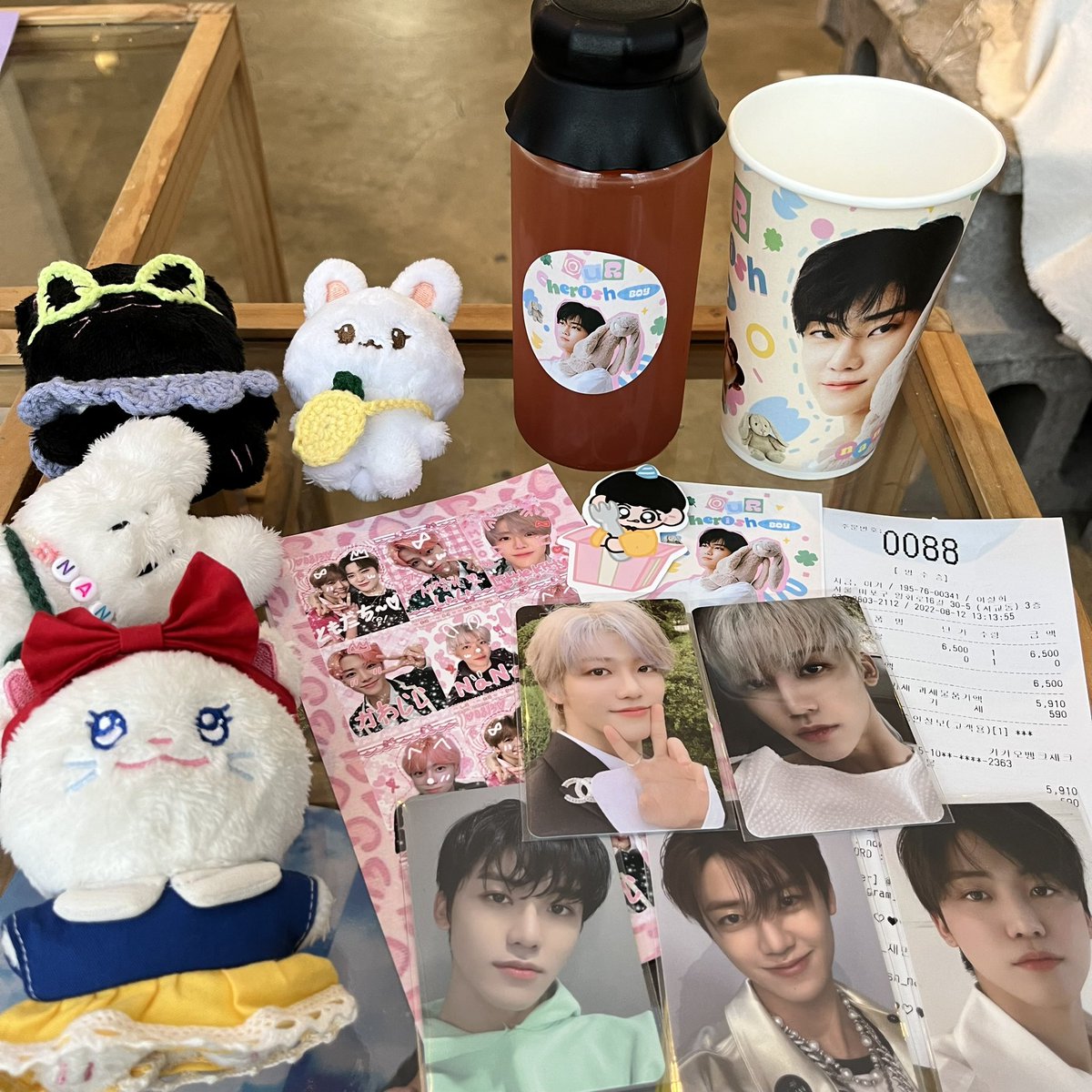kkobn_'s tweet photo. 📍 카페 지금,여기

비록 모든 특전을 가지지 못 해서 너무 아쉽지만 그래도 카페에 재민이를 사랑하는 마음이 가득 담겨있어서 너무 좋았던 곳
간만에 카페인 아닌 음료를 먹어서 행복 했습니다 그리고 재민이에게 남길 메세지도 적어서 너무 좋았어요!

#모야모야_재민이생일이야
#Our_cherish_nana https://t.co/zU9jzvJhHB