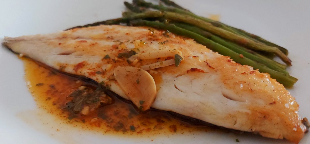 comocomodiadia's tweet photo. #supremas de #dorada #alaplancha con #esparragos y su salsa de #ajos fritos, #aove, #vinagre y #pimenton ... #enfamilia #guisoyo #comocomodiadia https://t.co/HqNC36Izr6