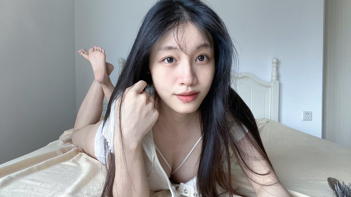 美颜相机里有个叫“通勤”滤镜简直封神级滤镜

一定要在原生模式下用这个滤镜 除此以外所有其它美化都关闭  就能得到明明没怎么调整但是人好看很多的照骗 https://t.co/i9lPEBKxjz
